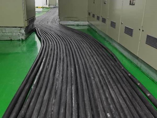 静安如何根据理论计算公式计算温度对特定电压测量结果的影响？