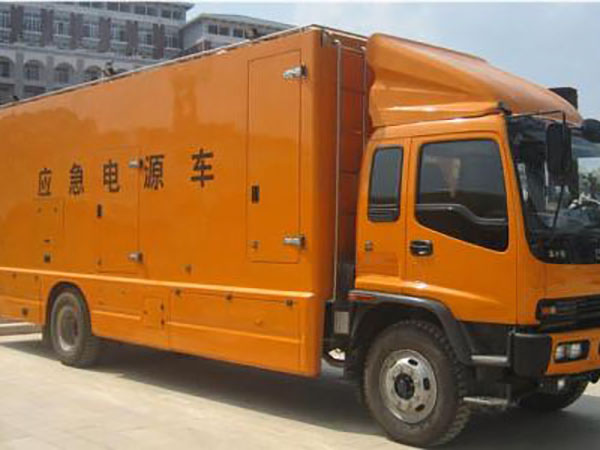 静安冬季柴油发电机启动前，如何检查燃油系统中的积水？